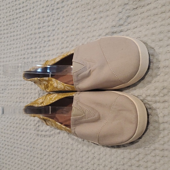 EUC TOMS Avalon slip on shoes - Picture 1 of 6